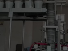 Des pots de fleurs de jardin en plastique