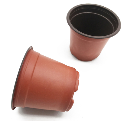 Des pots de fleurs de jardin en plastique