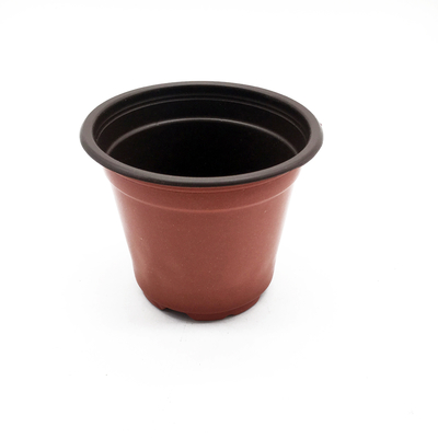 Des pots de fleurs de jardin en plastique