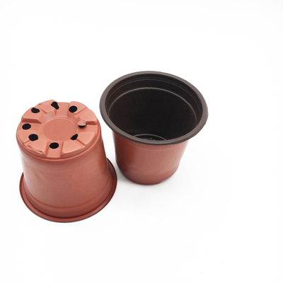 Des pots de fleurs de jardin en plastique