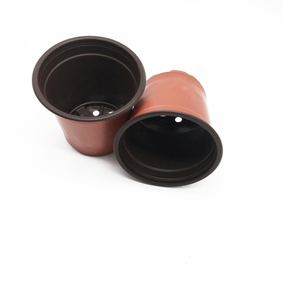Des pots de fleurs de jardin en plastique