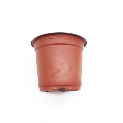 Des pots de fleurs de jardin en plastique