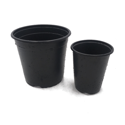 Des pots de fleurs en plastique doubles couleurs noirs et clairs