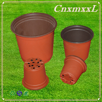 Des pots de fleurs en plastique doubles couleurs noirs et clairs