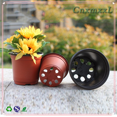 Des pots de fleurs en plastique doubles couleurs noirs et clairs