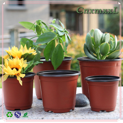 Des pots de fleurs en plastique doubles couleurs noirs et clairs