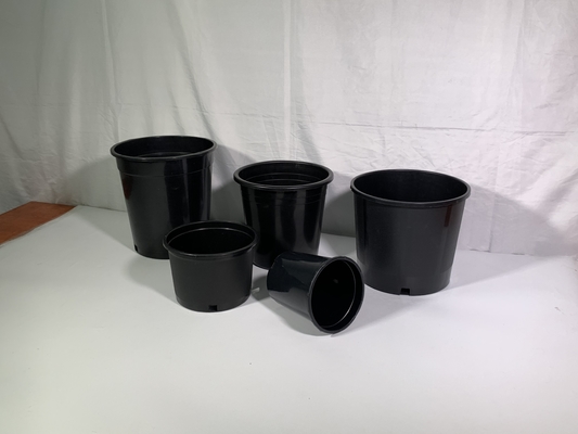 Des pots de fleurs noires de 3 gallons en plastique durable