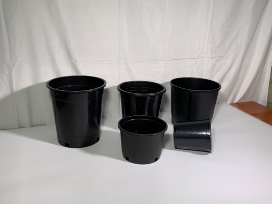 Des pots de fleurs noires de 3 gallons en plastique durable