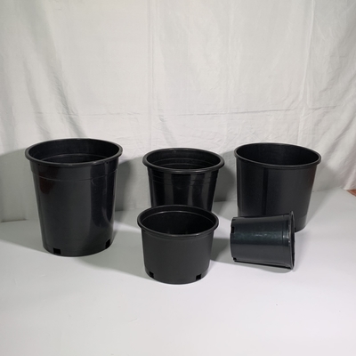 Des pots de fleurs noires de 3 gallons en plastique durable