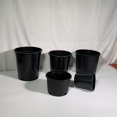 Des pots de fleurs noires de 3 gallons en plastique durable