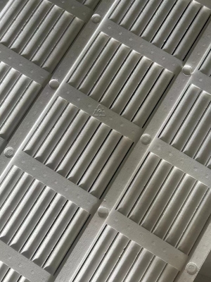 Plaque filtrante à fuite de boue Isolation du plafond Plafond suspendu Planche de drainage