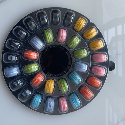 Emballage portable de macarons à 33 grains Emballage en plateau transparent Emballage en boîte transparente et fournisseur d'emballage en carton