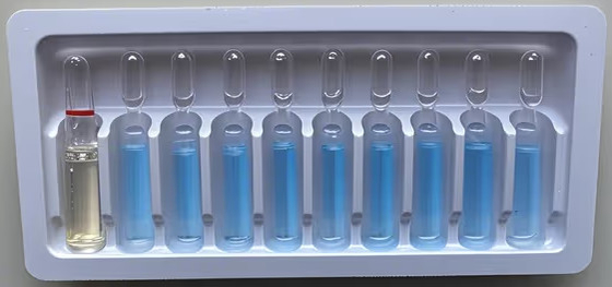 Plateau de fiole en PET personnalisé pour les flacons d'injection d'eau de 1 ml à 10 ml, emballage de plateau de fiole de médicament sur mesure