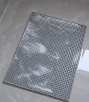 Tapis de douche en PPE avec matériau vierge écologique en PPE Structure antidérapante et drainage de haute efficacité Facile à nettoyer Tapis antidérapant de salle de bain